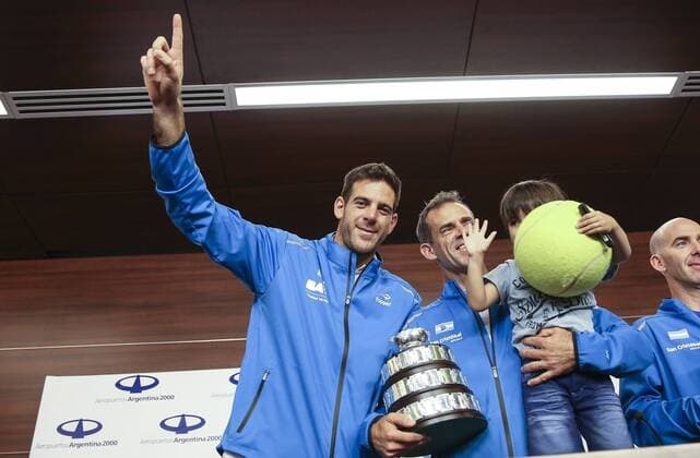 Tennis, Pressekonferenz von DavisCup Sieger Argentinien in Buenos Aires Argentina s tennis player Juan Martin Del Potro (L) and captain Daniel Orsanic (C) hold the Davis Cup tennis trophy upon arrival at a press conference PK Pressekonferenz in Buenos Aires, Argentina, 29 November 2016. Argentina s tennis team, that celebrated the Davis Cup for the first time in history this Sunday after beating Croatia for 2-3 in Zagreb, returned to the country today and called the title a historic achievement. Argentina s tennis team comes back to their country as champion of the Davis Cup !ACHTUNG: NUR REDAKTIONELLE NUTZUNG!  20161129-636160357619728110