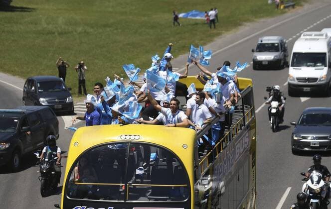 Bilder des Tages - SPORT Tennis, Empfang von DavisCup Sieger Argentinien in Buenos Aires Argentina s tennis players travel the streets of Buenos Aires, Argentina, 29 November 2016. Argentina s tennis team, that celebrated the Davis Cup for the first time in history past 28 November, after beating Croatia for 2-3 in Zagreb, returned to the country today and called the title a historic achievement. Argentina s tennis team comes back to their country as champion of the Davis Cup !ACHTUNG: NUR REDAKTIONELLE NUTZUNG!  20161129-636160358258223831
