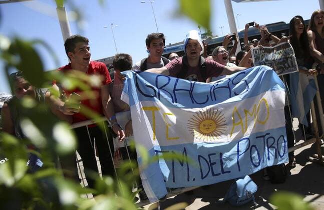 Tennis, Empfang von DavisCup Sieger Argentinien in Buenos Aires People cheer up the Argentina s tennis players during the celebration of the Davis Cup through the streets of Buenos Aires, Argentina, 29 November 2016. Argentina s tennis team, that celebrated the Davis Cup for the first time in history past 28 November, after beating Croatia for 2-3 in Zagreb, returned to the country today and called the title a historic achievement. Argentina s tennis team comes back to their country as champion of the Davis Cup !ACHTUNG: NUR REDAKTIONELLE NUTZUNG!  20161129-636160359653460999