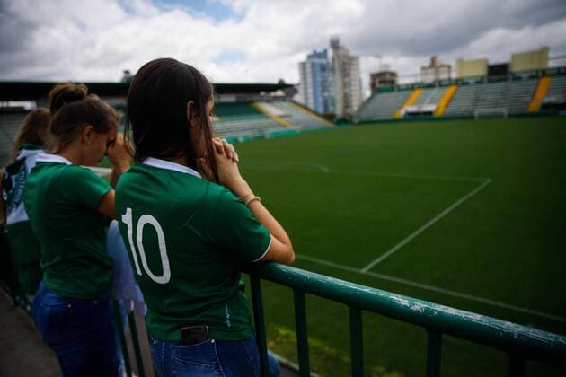 Fußball, Trauer um brasilianisches Team Chapecoense, welches in Kolumbien mit dem Flugzeug verunglückt ist Fans of the Brazilian soccer team Chapecoense pay tribute to the 75 victims of the plane accident at the Conda Arena in Chapeco, Santa Catarina, Brazil, 29 November 2016. The charter plane which carried the members of the soccer team, journalists and the crew, crashed at the hills of La Union, Antioquia department, Colombia, where the Chapecoense headed in order to play the final of the South American Cup. CHAPECOENSE S FANS PAY TRIBUTE TO THE TEAM AT THE STADIUM !ACHTUNG: NUR REDAKTIONELLE NUTZUNG! CHA001 20161129-636160419502705737
