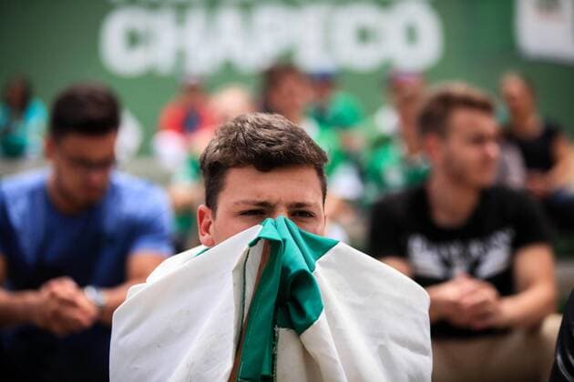 Bilder des Tages - SPORT Fußball, Trauer um brasilianisches Team Chapecoense, welches in Kolumbien mit dem Flugzeug verunglückt ist Fans of the Brazilian soccer team Chapecoense pay tribute to the 75 victims of the plane accident at the Conda Arena in Chapeco, Santa Catarina, Brazil, 29 November 2016. The charter plane which carried the members of the soccer team, journalists and the crew, crashed at the hills of La Union, Antioquia department, Colombia, where the Chapecoense headed in order to play the final of the South American Cup. CHAPECOENSE S FANS PAY TRIBUTE TO THE TEAM AT THE STADIUM !ACHTUNG: NUR REDAKTIONELLE NUTZUNG! CHA001 20161129-636160419534217939