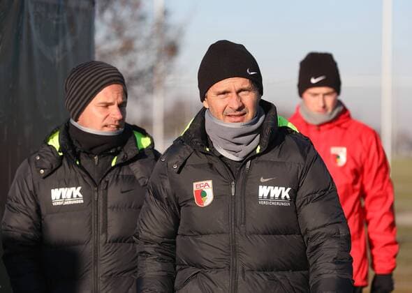 Dirk Schuster (Trainer FC Augsburg, Mitte) und Sascha Franz (Co-Trainer FC Augsburg)betreten den Trainignsplatz FC Augsburg, Training, Saison 2016 - 2017, 29.11.2016