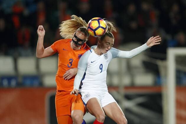 Bilder des Tages - SPORT Fußball, Damen Länderspiel, Niederlande - England (L-R) Stefanie van der Gragt of Holland, Toni Duggan of Englandduring the friendly match between the women of Netherlands and England on November 29, 2016 at the Koning Willem II stadium in Tilburg, The Netherlands. Women: Netherlands v England Friendly match 2016 2017 xVIxxIVx 6676212