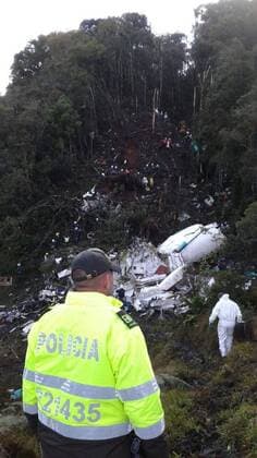 Bilder des Tages - SPORT Fußball, brasilianisches Team Chapecoense in Kolumbien mit dem Flugzeug abgestürzt (161129) -- ANTIOQUIA (COLOMBIA), Nov. 29, 2016 -- Photo provided by shows security members inspecting the site of a crashed plane carrying the Brazilian soccer team Chapecoense, in La Ceja municipality, near Medellin, Antioquia, Colombia, on Nov. 29, 2016. According to Brazil s G1 news website, six people were believed to have survived, including three soccer players, two members of the flight crew, and a sports reporter. ) MANDATORY CREDIT EDITORIAL USE ONLY NO ARCHIVE-NO SALES BEST QUALITY AVAILABLE COLOMBIA-ANTIOQUIA-PLANE CRASH NoticiasxTelemedellin