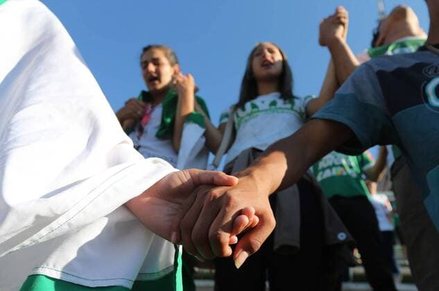 Bilder des Tages - SPORT (161130) -- CHAPECO, Nov. 30, 2016 (Xinhua) -- Supporters of Brazilian football team Chapecoense take part in a vigil at Conda Arena in Chapeco municipality, Santa Catarina state, Brazil, on Nov. 29, 2016. Colombian President Juan Manuel Santos on Tuesday lamented the plane crash in the northwest of his country that killed 71 people. The LMI2933 charter flight carrying Brazilian football team Chapecoense was heading to a championship final of the South American Cup in Medellin, Colombia. (Xinhua ) (djj) BRAZIL OUT BRAZIL-CHAPECO-AIRPLANE-CRASH  - ZUMA