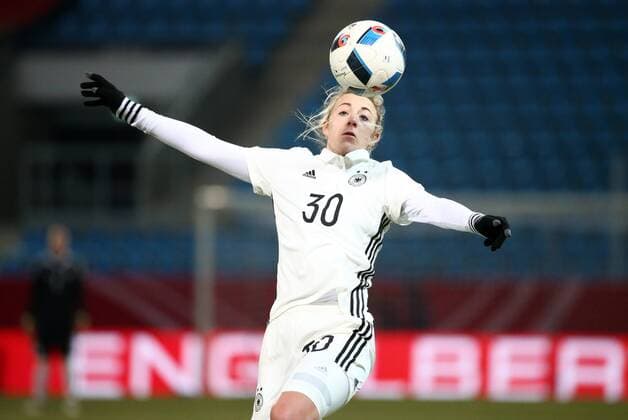 Deutschland - Norwegen Fußball Frauen Länderspiel Chemnitz, 29.11.2016, community4you ARENA, Fußball, Frauen Länderspiel, Deutschland (GER) vs. Norwegen (NOR) 1:1 (1:1). , Im Bild: Carolin Simon (GER, Freiburg). ,
