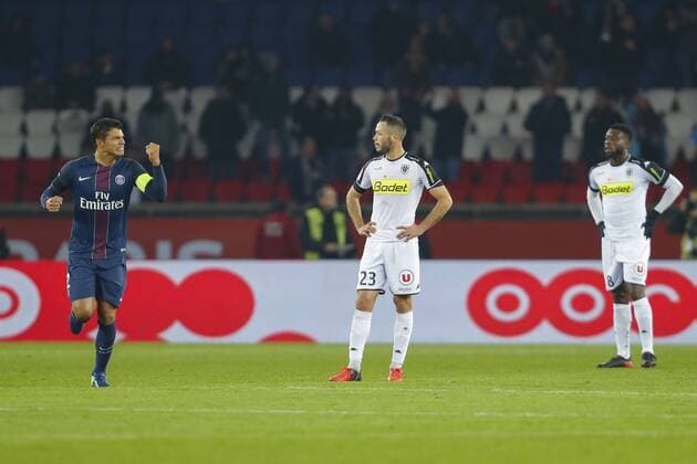 joie Thiago Silva (PSG) et deception equipe (Angers) FOOTBALL : Paris Saint Germain (PSG) vs SCO Angers - Ligue 1 - 30 11 2016 GwendolineLeGoff Panoramic 