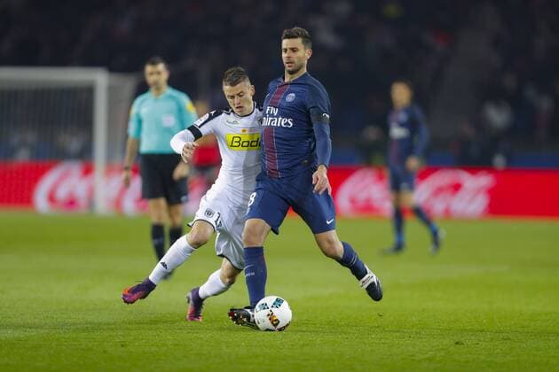 Pierrick Capelle (Angers) vs Thiago Motta (PSG) FOOTBALL : Paris Saint Germain (PSG) vs SCO Angers - Ligue 1 - 30 11 2016 GwendolineLeGoff Panoramic 