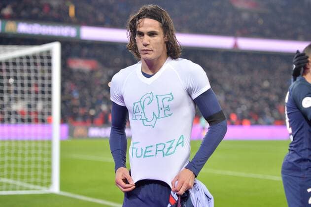 Fußball, Paris St. Germain - SCO Angers 09 EDINSON CAVANI (psg) - EQUIPE DE FOOTBALL DU PSG - HOMMAGE AUX VICTIMES DU CRASH AERIEN DU CLUB BRESILIEN DE CHAPECOENSE - JOIE FOOTBALL : Paris Saint Germain (PSG) vs SCO Angers - Ligue 1 - 30 11 2016 AnthonyBIBARD FEP Panoramic 