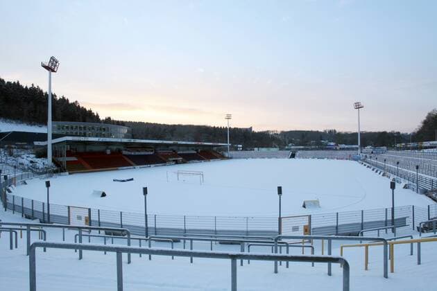 Fußball, Stadiongeschichte Sportfreunde Siegen Mittwoch 12.12.2012, NRW Liga Saison 11 12 - Die Heimspielstaette der Sportfreunde Siegen das Leimbachstadion im Schnee