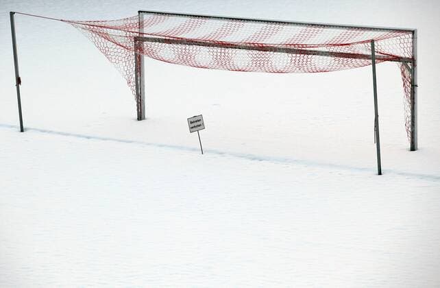 Fußball, Stadiongeschichte Sportfreunde Siegen Mittwoch 12.12.2012, NRW Liga Saison 11 12 - Die Heimspielstaette der Sportfreunde Siegen das Leimbachstadion im Schnee