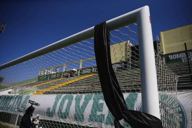 Bilder des Tages - SPORT View of the preparations for a tribute to the players of the Brazilian soccer team Chapecoense, who died in a plane crash in Colombia, at the Arena Conda stadium of the Chapecoense club in Chapeco, Brazil, 01 December 2016. TRIBUTE TO THE PLAYERS OF CHAPECOENSE !ACHTUNG: NUR REDAKTIONELLE NUTZUNG!  BRA502 20161201-636162080161652516