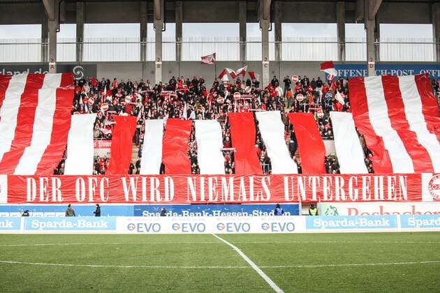 Fußball, Stadiongeschichte Kickers Offenbach 27.11.2016, xilx, Fussball Regionalliga Suedwest, Offenbacher Kickers - 1. FC Saarbruecken, emspor v.l. Tribuene mit Choreo Offenbach Offenbach am Main