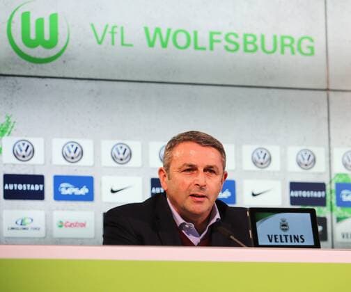 Bilder des Tages - SPORT VfL PK Wolfsburg, Deutschland. 02.12.2016, FUßBALL - VfL Wolfsburg, PK vor dem spiel gegen Hertha BSC, 1. Bundesliga, Saison 2016-2017, Volkswagen Arena. Bild zeigt: Manager Klaus Allofs (VfL Wolfsburg) während der Pressekonferenz. Wolfsburg