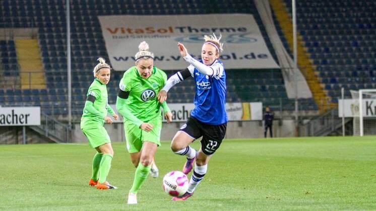 v.l. Zsanett Jakabfi (Wolfsburg, 3) - Maxine Birker (DSC Arminia Bielefeld, 22) Zweikampf, Duell, duel, tackle, Aktion, Action Fussball, DFB-Pokal der Frauen, DSC Arminia Bielefeld – VfL Wolfsburg, xygx
