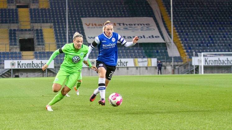 v.l. Zsanett Jakabfi (Wolfsburg, 3) - Maxine Birker (DSC Arminia Bielefeld, 22) Zweikampf, Duell, duel, tackle, Aktion, Action Fussball, DFB-Pokal der Frauen, DSC Arminia Bielefeld – VfL Wolfsburg, xygx