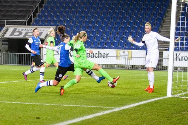 v.l. Annabel Jäger (Annabel Jaeger, DSC Arminia Bielefeld, 14) - Julia Simic (Wolfsburg, 31) - Vivien Brandt (Torwart, DSC Arminia Bielefeld, 1) Zweikampf, Duell, duel, tackle, Aktion, Action , Torchance Fussball, DFB-Pokal der Frauen, DSC Arminia Bielefeld – VfL Wolfsburg, xygx