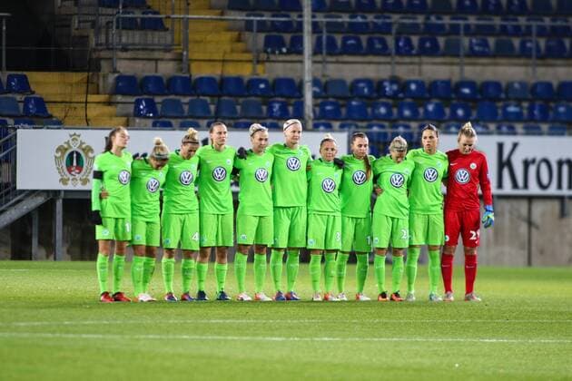 Wolfsburg schwören sich mit einem Mannschaftskreis, Teamkreis, Ansprache, Motivation, vor dem Anpfiff ein Fussball, DFB-Pokal der Frauen, DSC Arminia Bielefeld – VfL Wolfsburg, xygx