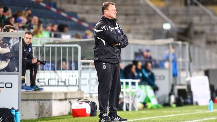 Trainer Markus Wuckel (DSC Arminia Bielefeld) gibt Anweisungen, gestikuliert, mit den Armen gestikulieren, gives instructions, gesticulate Fussball, DFB-Pokal der Frauen, DSC Arminia Bielefeld – VfL Wolfsburg, xygx