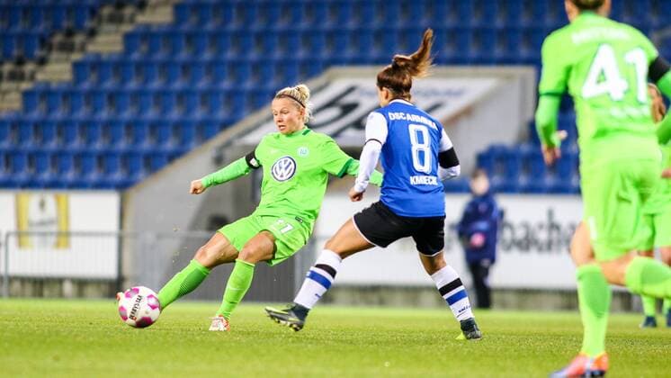 v.l. Lara Dickenmann (Wolfsburg, 21) - Kamila Kmiecik (DSC Arminia Bielefeld, 8) Zweikampf, Duell, duel, tackle, Aktion, Action Fussball, DFB-Pokal der Frauen, DSC Arminia Bielefeld – VfL Wolfsburg, xygx