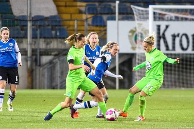 v.l. Emily van Egmond (Wolfsburg, 5) - Maxine Birker (DSC Arminia Bielefeld, 22) - Julia Simic (Wolfsburg) Dreikampf, Duell, duel, tackle, Aktion, Action Fussball, DFB-Pokal der Frauen, DSC Arminia Bielefeld – VfL Wolfsburg, xygx
