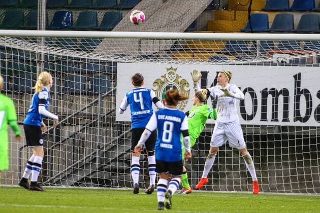Anja Mittag (Wolfsburg) - Mitte- trifft per Kopf zum 1:0, Torschütze, scores the goal, Tor, Goal, Torerfolg, Aktion, Action Fussball, DFB-Pokal der Frauen, DSC Arminia Bielefeld – VfL Wolfsburg, xygx