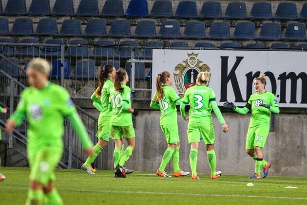 Jubel nach dem 1:0 durch Anja Mittag (Wolfsburg, 41), rechts Torschütze, scores the goal, Tor, Goal, Torerfolg, Aktion, Action Jubel, Torjubel, Torerfolg, celebrate the goal, goal, celebration, Jubel ueber das Tor, Aktion, Action Fussball, DFB-Pokal der Frauen, DSC Arminia Bielefeld – VfL Wolfsburg, xygx