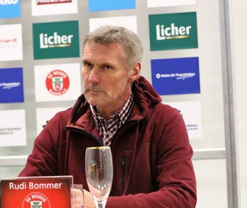 02.12.2016 Dreieich, Hahn Air Sportpark Dreieich Saison 2016 2017 Hessenliga SC Hessen Dreieich gegen FC Bayern Alzenau Trainer Rudi Bommer (Hessen Dreieich) bei der Pressekonferenz