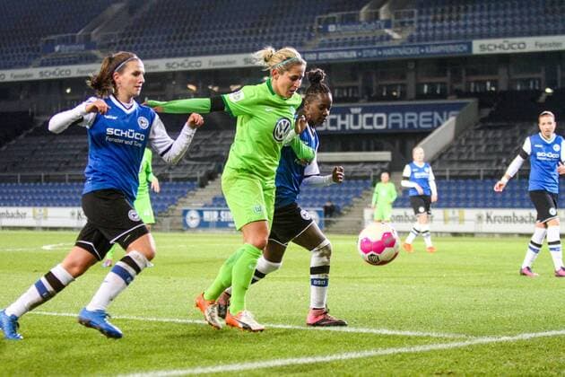 v. l. Tanja Thormälen (Tanja Thormaelen, DSC Arminia Bielefeld, 4) - Anna Blässe (Anna Blaesse, Wolfsburg, 9) - Veweziwa Kotjipati (DSC Arminia Bielefeld, 5) Dreikampf, Duell, duel, tackle, Aktion, Action Fussball, DFB-Pokal der Frauen, DSC Arminia Bielefeld – VfL Wolfsburg, xygx
