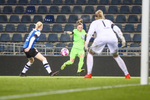 v.l. Grit Bender (DSC Arminia Bielefeld, 13) - Ewa Pajor (Wolfsburg, 17) - Vivien Brandt (Torwart, DSC Arminia Bielefeld, 1) Zweikampf, Duell, duel, tackle, Aktion, Action Fussball, DFB-Pokal der Frauen, DSC Arminia Bielefeld – VfL Wolfsburg, xygx