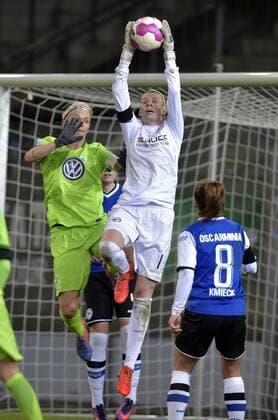02-12-2016 pmk MY145660 Fussball Damen DFB-Pokal Saison 2016 2017 DSC Arminia Bielefeld Frauen - VfL Wolfsburg Frauen 04 Nilla FISCHER Wolfsburg 01 Vivien BRANDT -Torfrau- Bielefeld 08 Kamila KMIECIK Bieelfeld