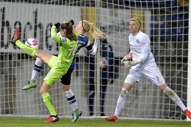 02-12-2016 pmk MY145775 Fussball Damen DFB-Pokal Saison 2016 2017 DSC Arminia Bielefeld Frauen - VfL Wolfsburg Frauen 10 Tessa WULLAERT Wolfsburg 15 Celine PREUSS Bielefeld