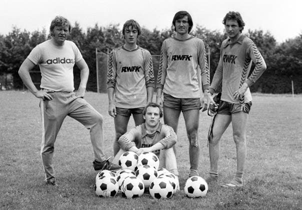 Fußball, Trainerhistorie, Wuppertaler SV Wuppertaler SV, v.li.: Trainer Erhard Ahmann, Frank Hanisch, Detlef Spincke, Klaus Thies, vorn Torwart Vladimir Kovacic