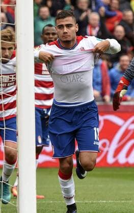 Fußball, FC Granada - FC Sevilla Granada s Brazilian player Andreas Pereira takes off his t-shirt to show another in support of Chapecoense as he celebrates after scoring the 1-0 during the Spanish Liga s Primera Division match between Granada and Sevilla at Los Carmenes stadium in Granada, southern Spain, 03 December 2016. Pereira got a yellow card for this action. GRANADA VS SEVILLA !ACHTUNG: NUR REDAKTIONELLE NUTZUNG!  20161203-636163718472944017