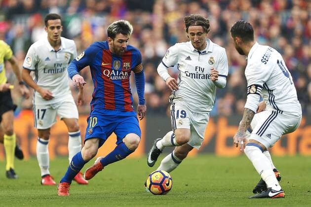 FC Barcelona Barca s Argentinian striker Lionel Messi (L) fights for the ball with Real Madrid s Croatian midfielder Luka Modric during the Liga Primera Division 14th round match between FC Barcelona and Real Madrid at Camp Nou stadium in Barcelona, Catalonia, Spain, 03 December 2016. BARCELONA VS. REAL MADRID !ACHTUNG: NUR REDAKTIONELLE NUTZUNG!  BCN001 20161203-636163810919873182