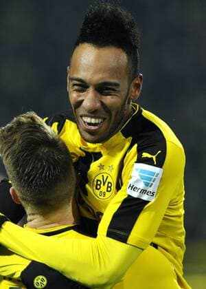 Fussball, Bundesliga, Deutschland, Herren, Saison 2016 2017, 13. Spieltag, Signal Iduna Park Dortmund: Bor. Dortmund, BVB (gelb) - Bor. Mönchengladbach, BMG (weiss) 4:1; Jubel Pierre-Emerick Aubameyang (BVB) nach seinem Tor zum 4:1, zusammen mit Marco Reus (BVB). Jubel, Freude, Aktion.