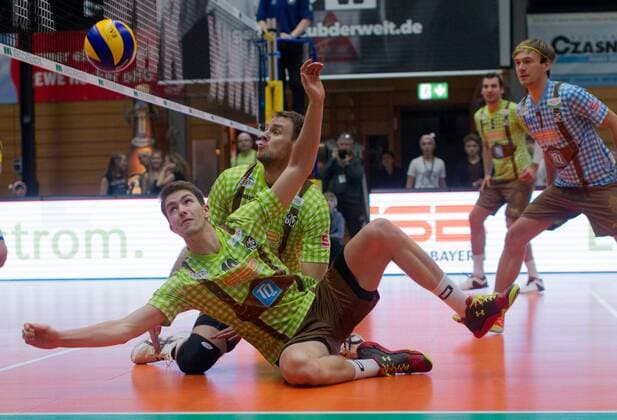 Abwehraktion Tom STROHBACH ( 10, HER) und Roy FRIEDRICH ( 15, HER, dahinter). Volleyball, TSV Herrsching (HER) - VfB Friedrichshafen (FN), Bundesliga, 7.Spieltag, Saison 2016 2017, am 03.12.2016 in Herrsching N I K O L A U S H A L L E Deutschland. x20161203_101x