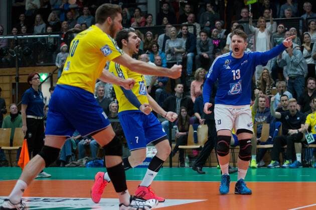 Friedrichshafen - Jubel mit Athanasios PROTOPSALTIS ( 7, FN) und Markus STEUERWALD ( 13, FN). Volleyball, TSV Herrsching (HER) - VfB Friedrichshafen (FN), Bundesliga, 7.Spieltag, Saison 2016 2017, am 03.12.2016 in Herrsching N I K O L A U S H A L L E Deutschland. x20161203_102x