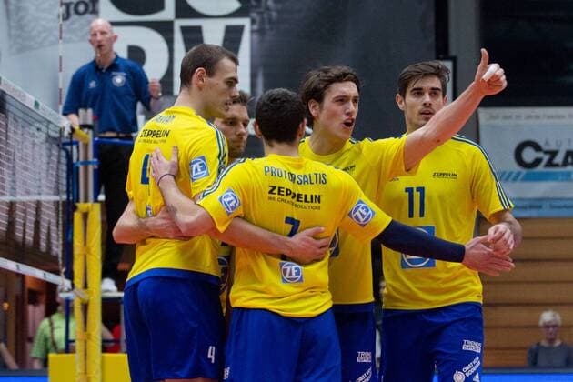 Friedrichshafen - Jubel um Tomas ROUSSEAUX ( 14, FN, mitte). Volleyball, TSV Herrsching (HER) - VfB Friedrichshafen (FN), Bundesliga, 7.Spieltag, Saison 2016 2017, am 03.12.2016 in Herrsching N I K O L A U S H A L L E Deutschland. x20161203_103x