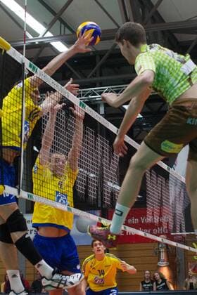 Blockabwehr Simon TISCHER ( 10, FN) und Andreas TAKVAM ( 4, FN). Volleyball, TSV Herrsching (HER) - VfB Friedrichshafen (FN), Bundesliga, 7.Spieltag, Saison 2016 2017, am 03.12.2016 in Herrsching N I K O L A U S H A L L E Deutschland. x20161203_104x