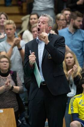 Erregung bei Friedrichshafen-Trainer Vital HEYNEN (FN). Volleyball, TSV Herrsching (HER) - VfB Friedrichshafen (FN), Bundesliga, 7.Spieltag, Saison 2016 2017, am 03.12.2016 in Herrsching N I K O L A U S H A L L E Deutschland. x20161203_105x