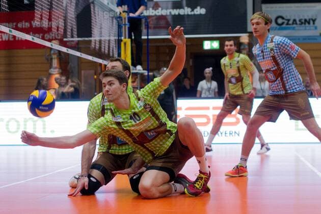 Abwehraktion von Tom STROHBACH ( 10, HER). Volleyball, TSV Herrsching (HER) - VfB Friedrichshafen (FN), Bundesliga, 7.Spieltag, Saison 2016 2017, am 03.12.2016 in Herrsching N I K O L A U S H A L L E Deutschland. x20161203_108x