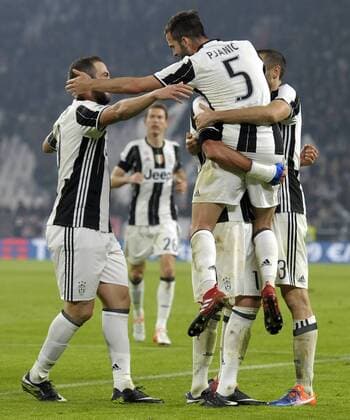 Torjubel Mario Mandzukic Juventus con Miralem Pjanic e Gonzalo Higuain Goal celebration Torino 03-12-2016, Juventus Stadium, Football Calcio 2016 2017 Serie A, Juventus - Atalanta, filippoxalfero