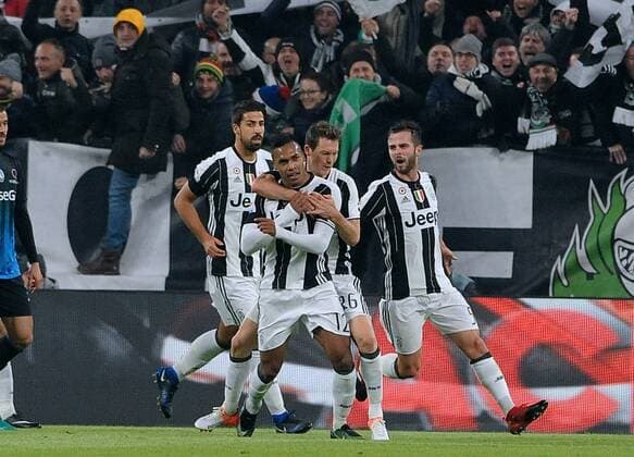 IPP20161203 Football - soccer: Serie A, Juventus Turin - Atalanta Bergamo, esulta alex sandro (Hinweis: Verwendung nur in Deutschland - only Germany) xHOCHxZWEIx xItalyxPhotoxPressx 
