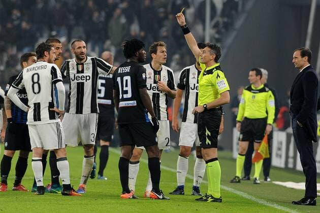 IPP20161203 Football - soccer: Serie A, Juventus Turin - Atalanta Bergamo, l arbitro Massimiliano Irrati ammonisce stephan lichtsteiner e Franck Yannick Kessie (Hinweis: Verwendung nur in Deutschland - only Germany) xHOCHxZWEIx xItalyxPhotoxPressx 