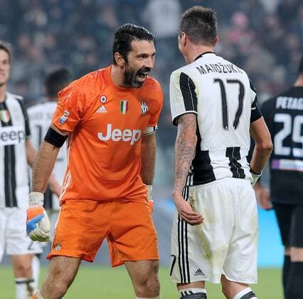 IPP20161203 Football - soccer: Serie A, Juventus Turin - Atalanta Bergamo, la felicita del portiere gianluigi buffon che ringrazia mario mandzukic per il suo aiuto in difesa (Hinweis: Verwendung nur in Deutschland - only Germany) xHOCHxZWEIx xItalyxPhotoxPressx 