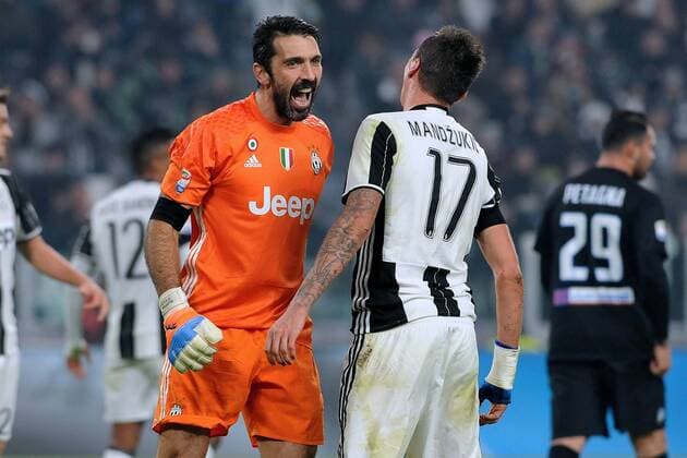 IPP20161203 Football - soccer: Serie A, Juventus Turin - Atalanta Bergamo, la felicita del portiere gianluigi buffon che ringrazia mario mandzukic per il suo aiuto in difesa (Hinweis: Verwendung nur in Deutschland - only Germany) xHOCHxZWEIx xItalyxPhotoxPressx 