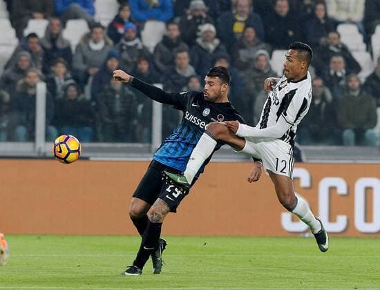IPP20161203 Football - soccer: Serie A, Juventus Turin - Atalanta Bergamo, alex sandro anticipa andrea petagna (Hinweis: Verwendung nur in Deutschland - only Germany) xHOCHxZWEIx xItalyxPhotoxPressx 