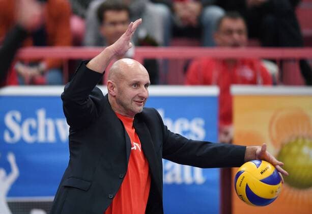 Volleyball 1. Bundesliga Saison 2016 2017 03.12.2016 TV Rottenburg - Netzhoppers KW JUBEL TV Rottenburg; Trainer Hans Peter Mueller - Angstenberger mit Ball 