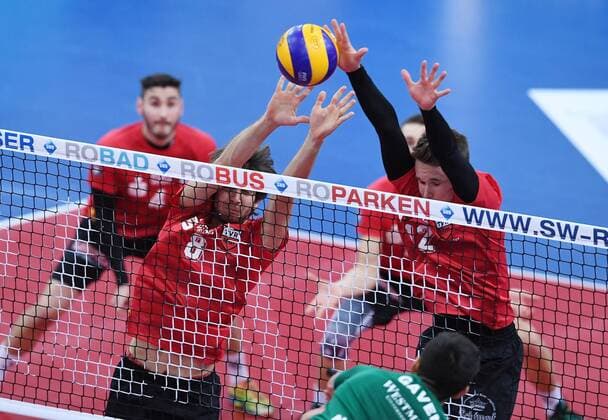 Volleyball 1. Bundesliga Saison 2016 2017 03.12.2016 TV Rottenburg - Netzhoppers KW TV Rottenburg Block Felix Isaak (li) und Phillip Trenkler (re) 